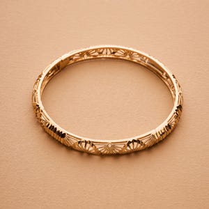 Gouden geperforeerde armband, stapelbare armband met bloemensluiting, waterdicht boho delicaat minimaal cadeau voor haar