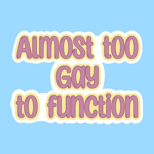 以下が含まれることがあります： 「Almost too gay to function」というテキストがピンクの文字で書かれた黄色い縁取りのあるステッカーです。