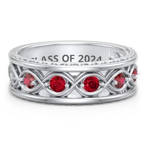 Puede incluir: Un anillo de banda de plata con un diseño delicado e entrelazado y cinco piedras preciosas rojas. El anillo está grabado con el texto "Class of 2024".