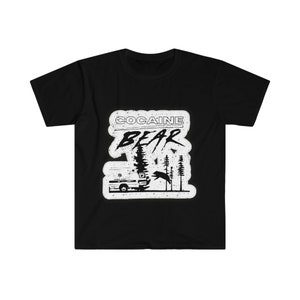 Peut inclure: T-shirt noir avec un motif blanc d'un ours courant dans une forêt avec une camionnette en arrière-plan. Le texte "COCAINE BEAR" est au-dessus de l'ours.