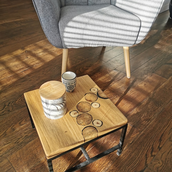 Petite table en chêne avec inclusion de bois