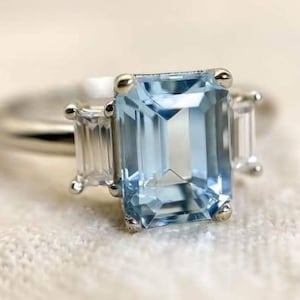 Ring met smaragd geslepen aquamarijn, 925 sterlingzilver, baguette-diamantenaccenten