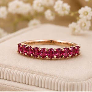 Alliance en rubis ovale de 1,1 carat, sertie de griffes partagées, quasi-éternité, bague empilable classique avec pierre de naissance de juillet