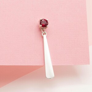 Élégance frappante : boucles d'oreilles en rubis et lingot d'argent