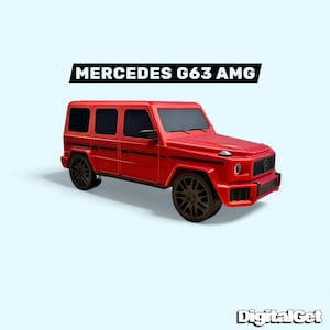 Op de afbeelding: Een rode Mercedes G63 AMG SUV met zwarte wielen. Het voertuig heeft een hoekig ontwerp met getinte ramen en een prominente grille. De tekst "MERCEDES G63 AMG" wordt boven de auto weergegeven.