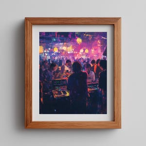 Puede incluir: Una impresión artística enmarcada que representa un local de música lleno de gente por la noche. La escena está llena de gente, iluminada por luces de colores. Se ve a una persona en primer plano operando equipos de música. La obra de arte está enmarcada en un marco de madera marrón claro.