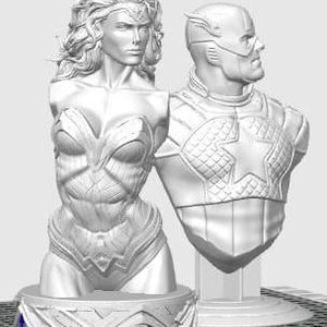 Pode incluir: Uma escultura de busto branco de Mulher Maravilha com uma escultura de busto branco do Capitão América ao lado dela. Ambas as esculturas estão em bases brancas.