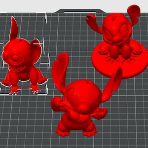 Può includere: Tre figurine di Stitch, il personaggio del film Disney Lilo & Stitch, stampate in 3D in plastica rossa. Le figurine sono in pose diverse.