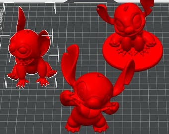 Może przedstawiać: Trzy figurki Stitch'a z filmu Disneya Lilo & Stitch, wydrukowane w 3D z czerwonego plastiku. Figurki są w różnych pozach.