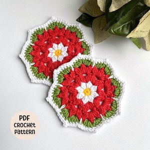Może przedstawiać: Dwa podkładki pod kubki wykonane na szydełku w kolorze czerwonym i zielonym z białymi środkami. Podkładki znajdują się na białym tle. Wzór na szydełku w formacie PDF.