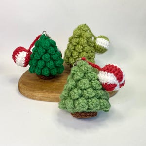 Gehaakt kerstdecor Kerstboom met kerstbal Sleutelhangerpatroon Auto hangend gehaakt kerst PDF-patroon Winterhaakpatroon
