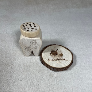 Könnte beinhalten: Holzbox in Zahnform mit einem Einhorn-Design und einem sternförmigen Deckel. Die Box steht auf einem runden Holzstück mit dem Text "kreativbar_ c.a."