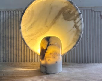 Lámpara de mesa de mármol Arabescatto artesanal - Mármol italiano / 30,5 x 30,5 x 35,5 cm / Iluminación moderna de lujo