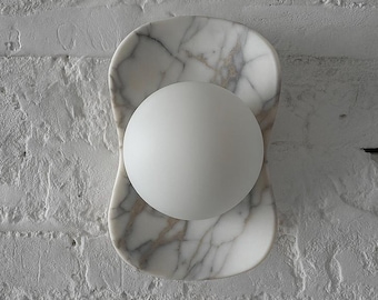 Aplique de pared de mármol de Carrara: iluminación minimalista moderna
