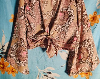 Blusa cruzada estilo bohemio con mangas acampanadas y lazo de seda hecha a mano
