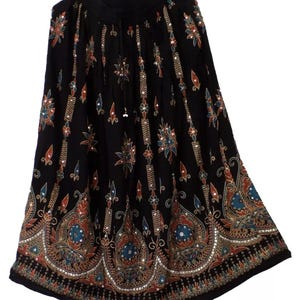 以下が含まれることがあります： 花柄とスパンコールがあしらわれた黒いマキシスカート。スカートはドローストリングウエストで、流れるようなシルエットです。