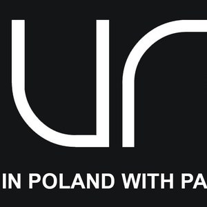 Puede incluir: Logotipo de texto blanco sobre fondo negro que dice "SOURCES" con el lema "MADE IN POLAND WITH PASSION" debajo.