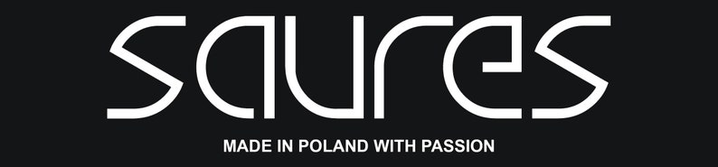 Puede incluir: Logotipo de texto blanco sobre fondo negro que dice "SOURCES" con el lema "MADE IN POLAND WITH PASSION" debajo.