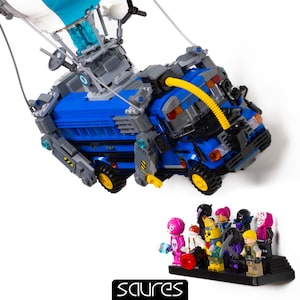 Peut inclure: Un modèle Lego bleu et gris d'un bus de combat Fortnite avec un ballon à air chaud attaché. Le bus est suspendu dans les airs et a un tuyau jaune attaché sur le côté. Le bus est entouré d'un groupe de figurines Lego, dont un lama rose, un personnage rouge et blanc et un personnage vert et jaune.