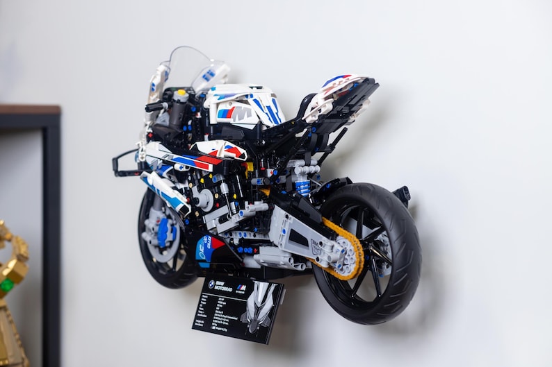 NOVDA Cadre Mural 75x45 Cm Pour BMW M 1000 RR 42130 – Support D’Exposition En Aluminium – Modèle Non Inclus