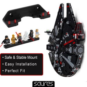 Op de afbeelding: Zwarte muurbevestiging voor een Lego Millennium Falcon model, met een zwarte basis voor minifiguren. De houder heeft rode pinnen. Een zwarte basis bevat zes Lego-minifiguren. De tekst op de afbeelding luidt "Safe & Stable Mount", "Easy Installation" en "Perfect Fit".