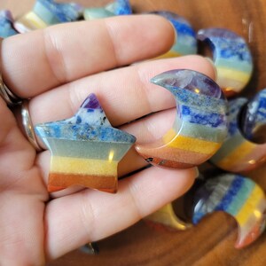7 Chakra Stern & Mond Kristalle. Einzeln oder im Set! Regenbogen Steine, Schönheit polierte Edelsteine. Harmonie, Balance, Heilung. von Potion Peak