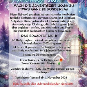 Könnte beinhalten: Ein Werbeflyer für die Vorbestellung eines Adventskalenders 2026 mit einer winterlichen Szene, einem Haus, Schnee und Weihnachtsschmuck. Der Text beschreibt 24 Challenges, ein A5-Budgetbuch, Zubehör wie Würfel und Versandinformationen.
