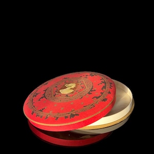 Grote ronde antieke chocoladedoos ca 1900, rood geschilderd met zwart en goud. Frankrijk omstreeks 1880 bonbonnière, Victoriaanse periode.