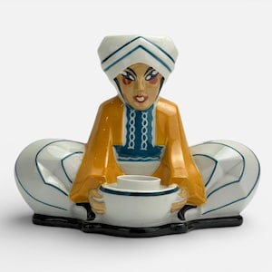 Tintenfass aus Limoges-Porzellan im Art-déco-Stil, um 1920–1930, in Form eines im Schneidersitz sitzenden Fakirs mit einem Krug. Authentisches Exemplar.