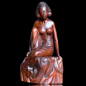 Statua Art Déco, bellissima scultura indonesiana in legno intagliato a mano raffigurante una donna balinese in stile Art Déco, circa 1930-1940.