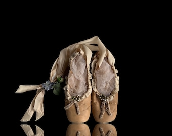 Ballet shoes, vintage pink pointe shoes from London, second half of the 20th century, with brocante decorations and tulle