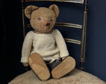 Oude teddybeer uit Frankrijk gevuld met stro, met gehaakte kleertjes en laarsjes, vintage, sleetse  beer