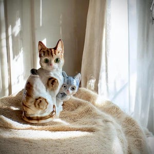 cat perfume lamp made of porcelain and hand painted. Design by GH & Co, Germany ca 1930. Porcelain cat figurine