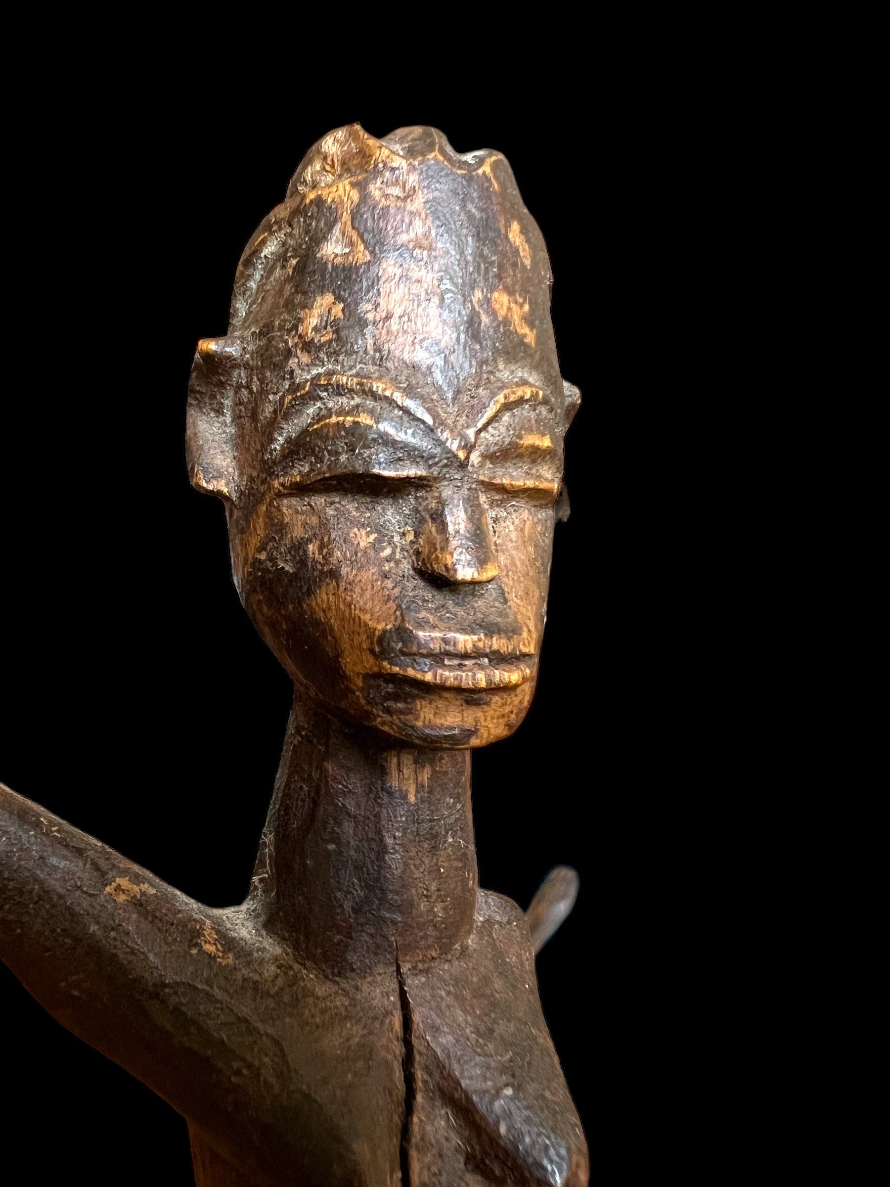 ロビ - ブルキナファソの腕を伸ばした木製の彫刻、木製のバテバ像