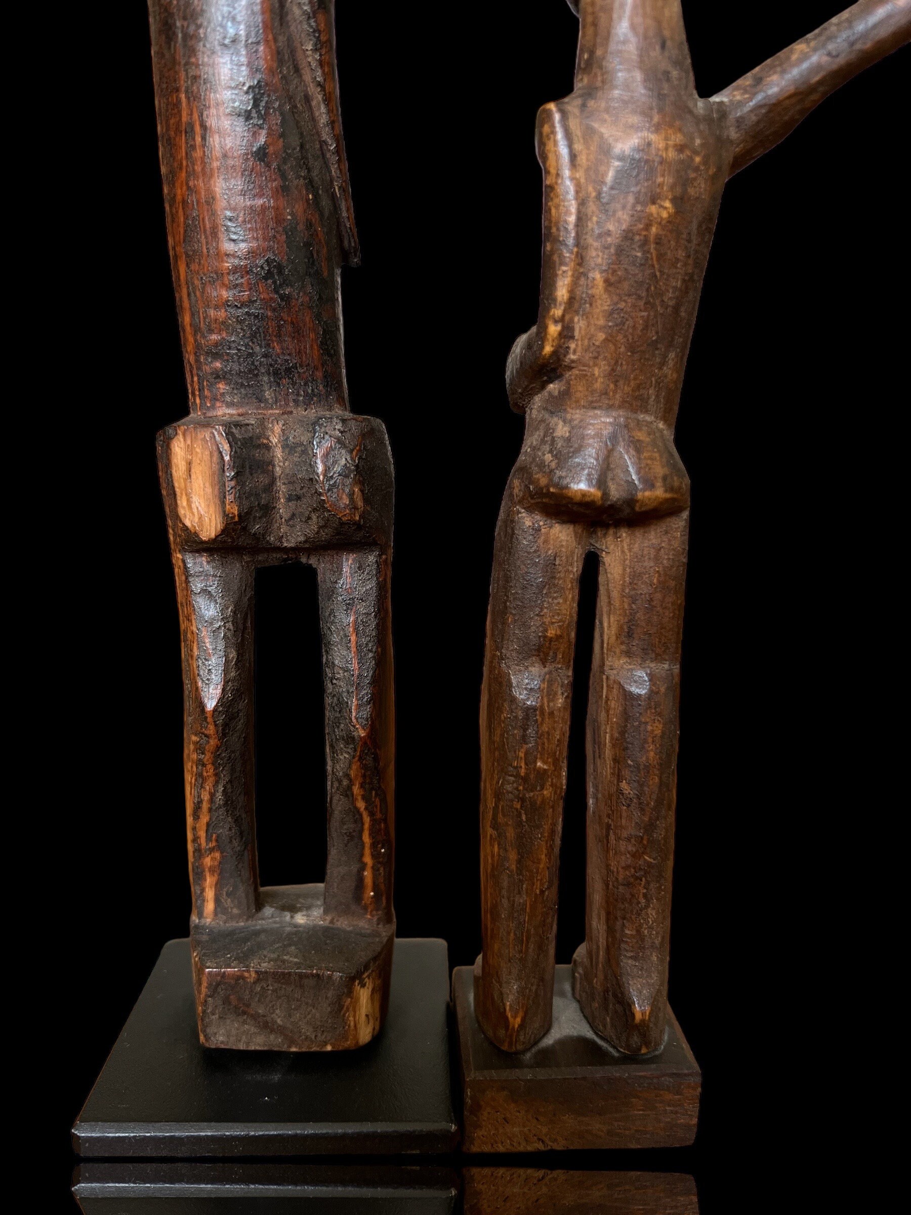 ロビ - ブルキナファソの腕を伸ばした木製の彫刻、木製のバテバ像