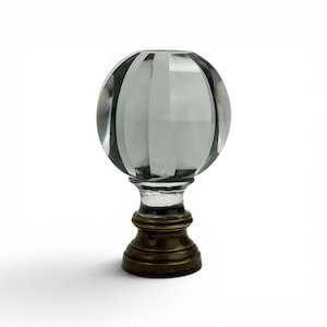 Peut inclure: Un bouton de meuble sphérique en verre transparent avec des rayures verticales givrées. Le globe en verre repose sur une base décorative de couleur bronze. Le bouton est conçu à des fins décoratives.