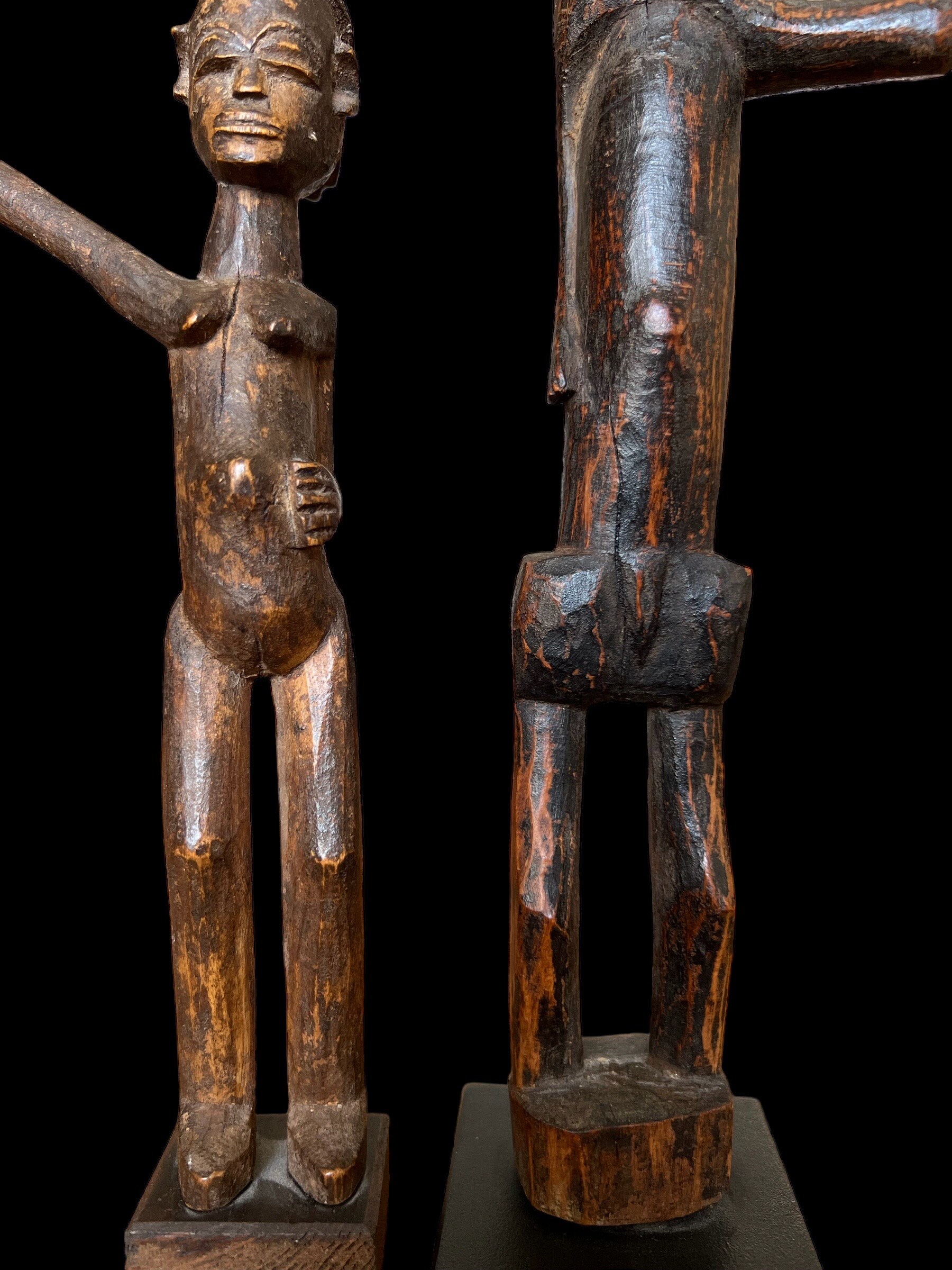 ロビ - ブルキナファソの腕を伸ばした木製の彫刻、木製のバテバ像