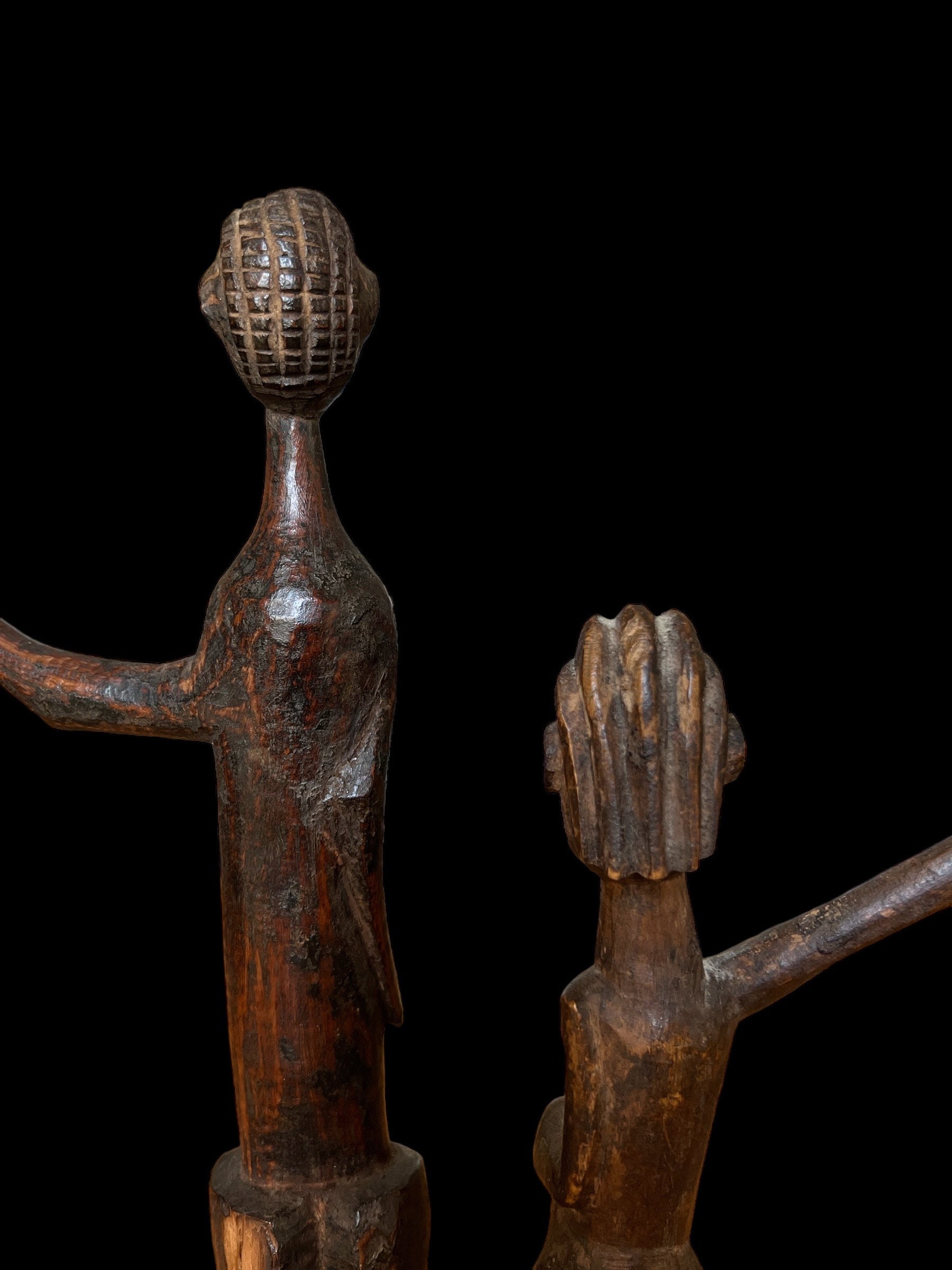 ロビ - ブルキナファソの腕を伸ばした木製の彫刻、木製のバテバ像