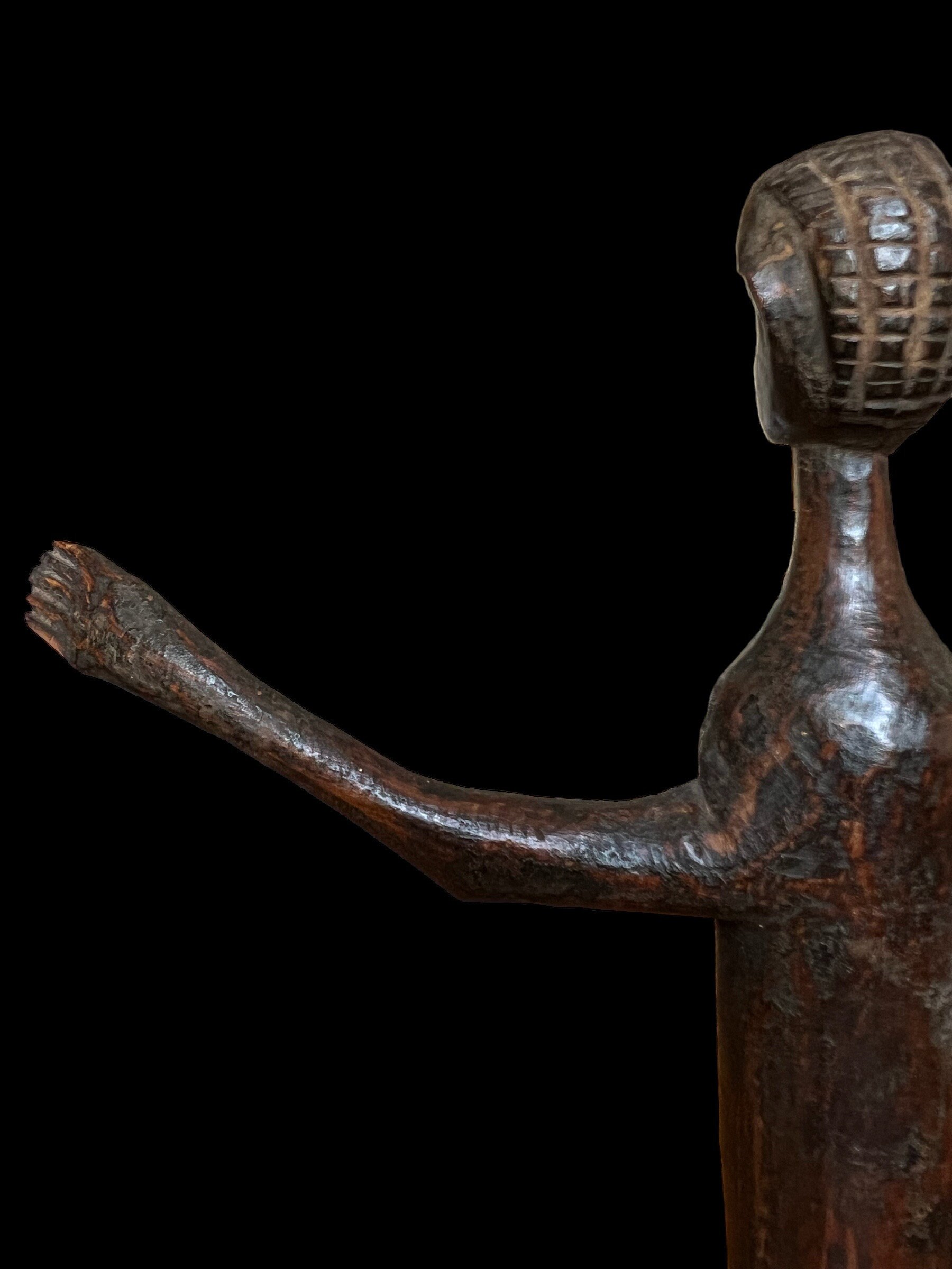 ロビ - ブルキナファソの腕を伸ばした木製の彫刻、木製のバテバ像