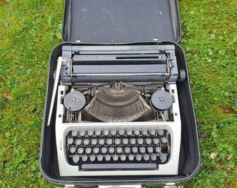 Vecchia macchina da scrivere portatile