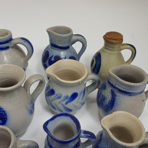 Steingut, Keramik blau & grau glasiert Wein Most Krüge, Schüssel, Vase Becher Sammlung 29 Stück. Bild 6