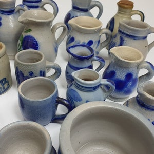 Steingut, Keramik blau & grau glasiert Wein Most Krüge, Schüssel, Vase Becher Sammlung 29 Stück. Bild 7