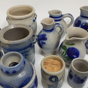 Steingut, Keramik blau & grau glasiert Wein Most Krüge, Schüssel, Vase Becher Sammlung 29 Stück. Bild 5