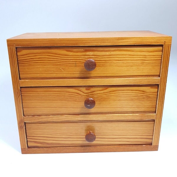 Alte Schmucktruhe mit Schubladen, Holztruhe und Schubladen, Vintage-Schrank mit 3 Schubladen.