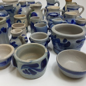 Steingut, Keramik blau & grau glasiert Wein Most Krüge, Schüssel, Vase Becher Sammlung 29 Stück. Bild 8