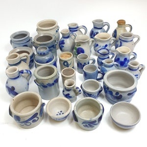 Steingut, Keramik blau & grau glasiert Wein Most Krüge, Schüssel, Vase Becher Sammlung 29 Stück. Bild 2