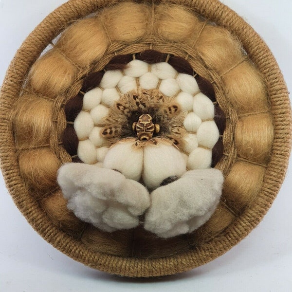 Exotisches Objekt gewebt mit Schafwolle und Sisal