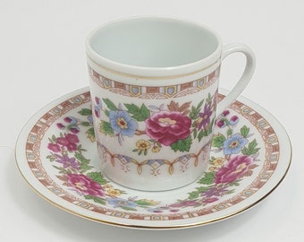 Hermosa taza antigua de colección de porcelana con borde dorado y flores. Fabricada en China en excelentes condiciones.