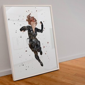 Pu&ograve; includere: Una stampa artistica da parete incorniciata che presenta un'illustrazione in stile acquerello di una figura in abito nero che salta in avanti. La figura ha capelli castano-rossicci ed &egrave; circondata da schizzi di vernice nera e marrone.