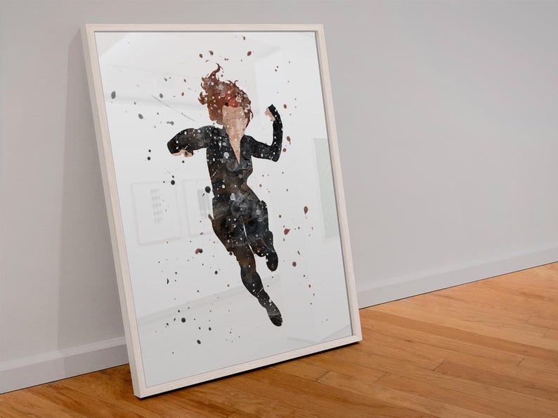 Pu&ograve; includere: Una stampa artistica da parete incorniciata che presenta un'illustrazione in stile acquerello di una figura in abito nero che salta in avanti. La figura ha capelli castano-rossicci ed &egrave; circondata da schizzi di vernice nera e marrone.